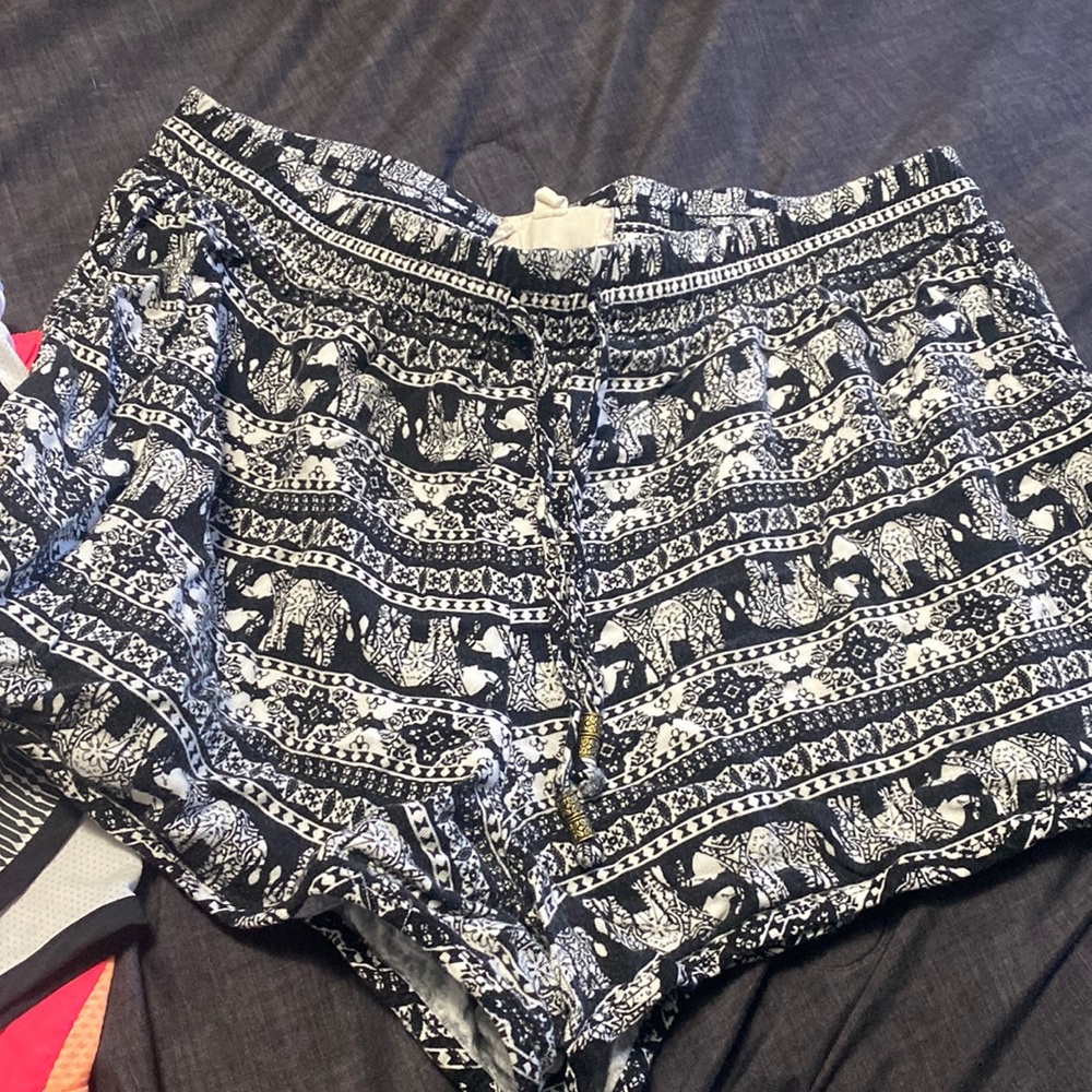 black and white design shorts size large